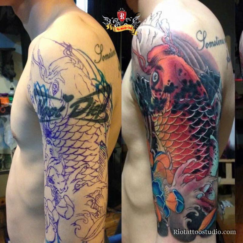 Đè hình xăm hỏng bằng cá chép kín bắp tay màu Rio Tattoo Studio