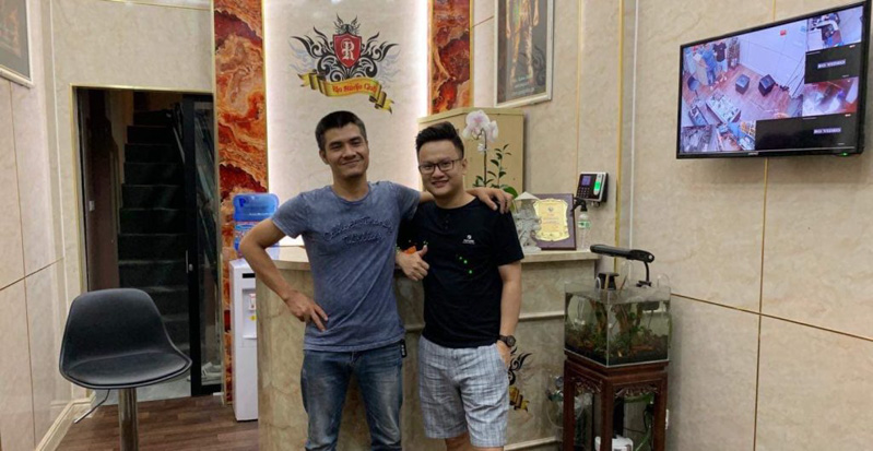 MC Bùi Đại Dương xăm che sẹo ở cổ