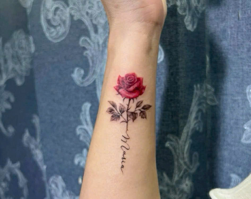 Xăm che sẹo lồi ở cổ tay bằng hình xăm hoa hồng