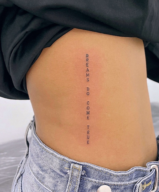 Hình xăm chữ mini: Sự kết hợp giữa nghệ thuật và ý nghĩa - Rio Tattoo Studio
