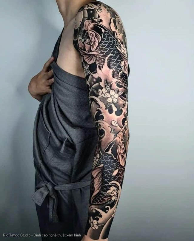 Hình xăm cá chép kín tay đen trắng ca tính tại Rio Tattoo Studio