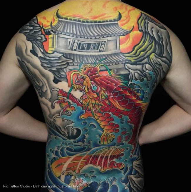 Hình xăm cá chép vượt vũ môn kín lưng mạnh mẽ đầy khí chất tại Rio Tattoo Studio