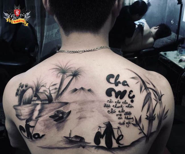 Hình xăm cha mẹ full lưng thể hiện tình yêu bao la rộng lớn thực hiện tại Rio Tattoo Studio