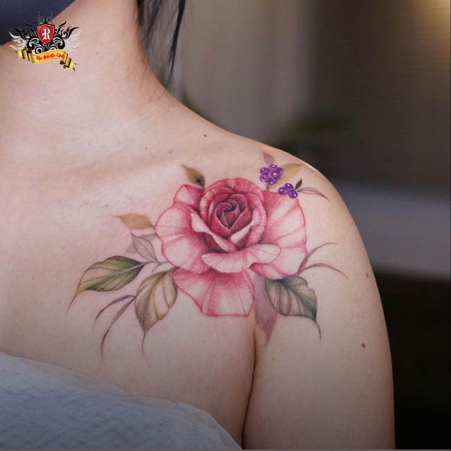 Hình xăm hoa hồng ở ngực thực hiện tại Rio Tattoo Studio