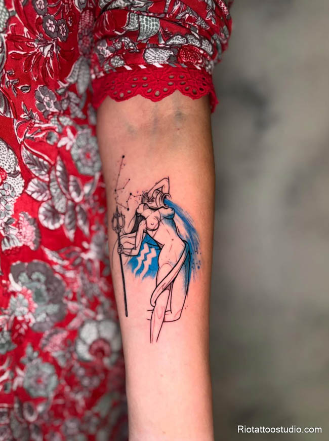 Hình xăm cung bảo bình ở cẳng tay nữ giới