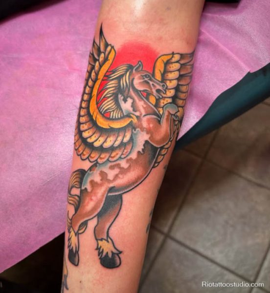Nếu bạn muốn hình xăm trở thành tâm điểm thị giác, thì hình xăm ngựa có cánh sặc sỡ sắc màu chắc chắn sẽ khiến ai cũng phải ngoái nhìn.