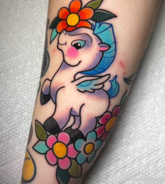 Nếu bạn muốn hình xăm trở thành tâm điểm thị giác, thì hình xăm ngựa có cánh sặc sỡ sắc màu chắc chắn sẽ khiến ai cũng phải ngoái nhìn.