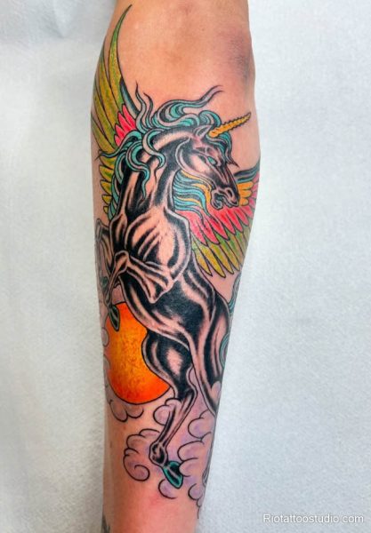 Nếu bạn muốn hình xăm trở thành tâm điểm thị giác, thì hình xăm ngựa có cánh sặc sỡ sắc màu chắc chắn sẽ khiến ai cũng phải ngoái nhìn.