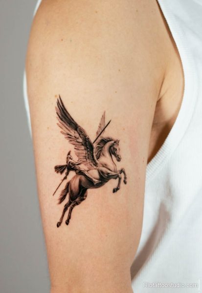 Hình xăm ngựa có cánh còn chinh phục trái tim của nhiều cô gái hiện đại những người vừa dịu dàng, vừa mạnh mẽ. Với đường nét uyển chuyển, đôi cánh mềm mại đậm chất thơ, các mẫu xăm cho nữ thường kết hợp cùng họa tiết hoa, ánh sáng hay ngôi sao, tạo nên tổng thể vừa bí ẩn vừa quyến rũ.