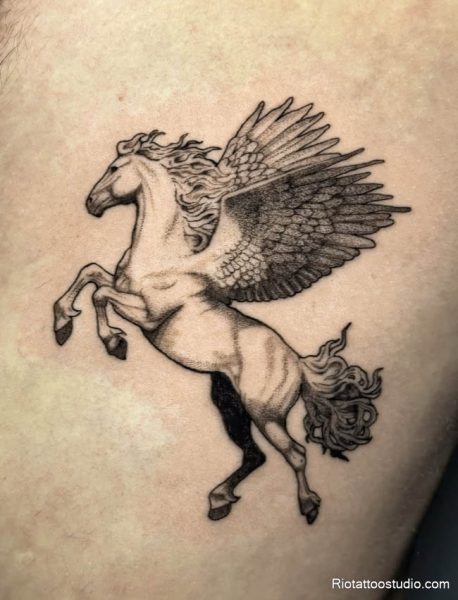 Ở nam giới, hình xăm ngựa có cánh mang phong thái chiến binh mạnh mẽ, dũng cảm và sẵn sàng vượt qua mọi thử thách.