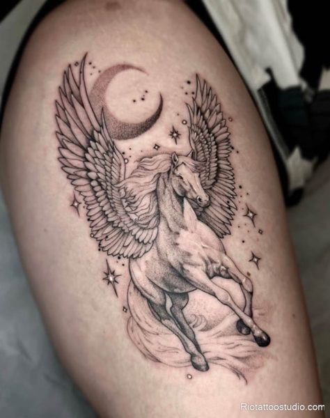 Hình xăm ngựa có cánh còn chinh phục trái tim của nhiều cô gái hiện đại những người vừa dịu dàng, vừa mạnh mẽ. Với đường nét uyển chuyển, đôi cánh mềm mại đậm chất thơ, các mẫu xăm cho nữ thường kết hợp cùng họa tiết hoa, ánh sáng hay ngôi sao, tạo nên tổng thể vừa bí ẩn vừa quyến rũ.