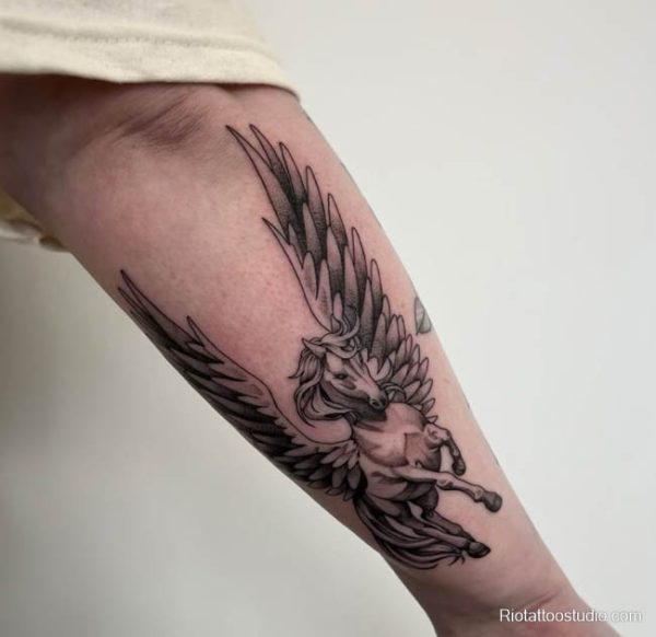 Ở nam giới, hình xăm ngựa có cánh mang phong thái chiến binh mạnh mẽ, dũng cảm và sẵn sàng vượt qua mọi thử thách.