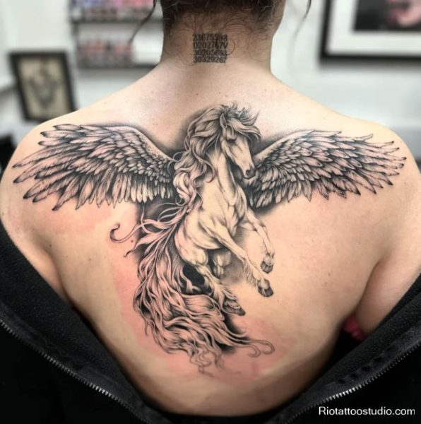 Một hình xăm ngựa có cánh bay cao đầy mãnh liệt Với diện tích rộng mở và đầy tiềm năng thể hiện, phần lưng là “toàn cảnh sân khấu” lý tưởng