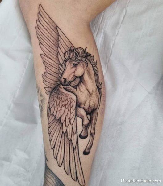 Ở nam giới, hình xăm ngựa có cánh mang phong thái chiến binh mạnh mẽ, dũng cảm và sẵn sàng vượt qua mọi thử thách.