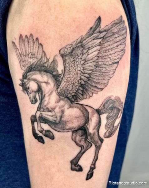 Ở nam giới, hình xăm ngựa có cánh mang phong thái chiến binh mạnh mẽ, dũng cảm và sẵn sàng vượt qua mọi thử thách.