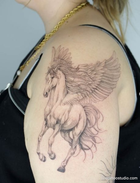 Hình xăm ngựa có cánh còn chinh phục trái tim của nhiều cô gái hiện đại những người vừa dịu dàng, vừa mạnh mẽ. Với đường nét uyển chuyển, đôi cánh mềm mại đậm chất thơ, các mẫu xăm cho nữ thường kết hợp cùng họa tiết hoa, ánh sáng hay ngôi sao, tạo nên tổng thể vừa bí ẩn vừa quyến rũ.