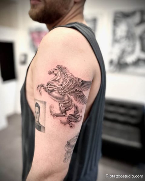 Ở nam giới, hình xăm ngựa có cánh mang phong thái chiến binh mạnh mẽ, dũng cảm và sẵn sàng vượt qua mọi thử thách.