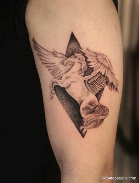 Hình xăm ngựa có cánh còn chinh phục trái tim của nhiều cô gái hiện đại những người vừa dịu dàng, vừa mạnh mẽ. Với đường nét uyển chuyển, đôi cánh mềm mại đậm chất thơ, các mẫu xăm cho nữ thường kết hợp cùng họa tiết hoa, ánh sáng hay ngôi sao, tạo nên tổng thể vừa bí ẩn vừa quyến rũ.