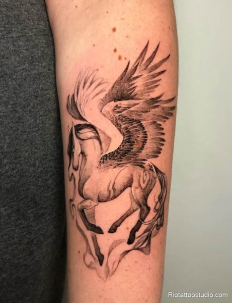Hình xăm ngựa có cánh còn chinh phục trái tim của nhiều cô gái hiện đại những người vừa dịu dàng, vừa mạnh mẽ. Với đường nét uyển chuyển, đôi cánh mềm mại đậm chất thơ, các mẫu xăm cho nữ thường kết hợp cùng họa tiết hoa, ánh sáng hay ngôi sao, tạo nên tổng thể vừa bí ẩn vừa quyến rũ.