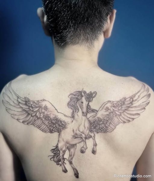 Một hình xăm ngựa có cánh bay cao đầy mãnh liệt Với diện tích rộng mở và đầy tiềm năng thể hiện, phần lưng là “toàn cảnh sân khấu” lý tưởng