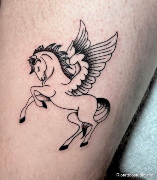 Hình xăm ngựa có cánh còn chinh phục trái tim của nhiều cô gái hiện đại những người vừa dịu dàng, vừa mạnh mẽ. Với đường nét uyển chuyển, đôi cánh mềm mại đậm chất thơ, các mẫu xăm cho nữ thường kết hợp cùng họa tiết hoa, ánh sáng hay ngôi sao, tạo nên tổng thể vừa bí ẩn vừa quyến rũ.