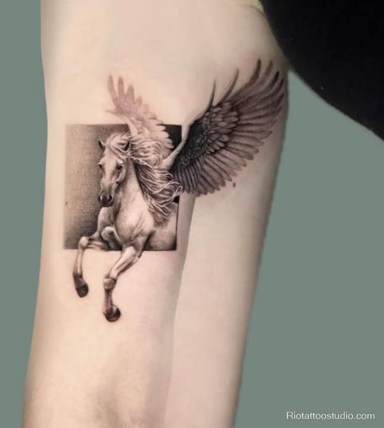 Ở nam giới, hình xăm ngựa có cánh mang phong thái chiến binh mạnh mẽ, dũng cảm và sẵn sàng vượt qua mọi thử thách.