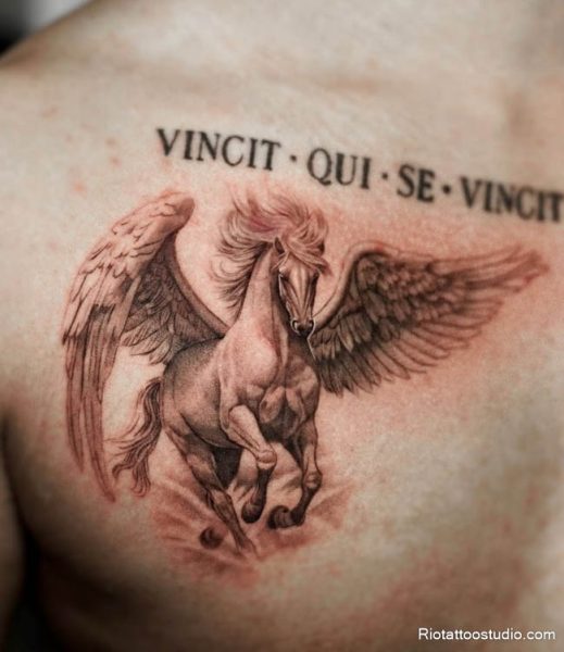 Nếu bạn muốn hình xăm trở thành tâm điểm thị giác, thì hình xăm ngựa có cánh sặc sỡ sắc màu chắc chắn sẽ khiến ai cũng phải ngoái nhìn.