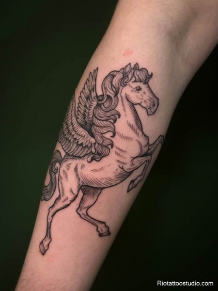Ở nam giới, hình xăm ngựa có cánh mang phong thái chiến binh mạnh mẽ, dũng cảm và sẵn sàng vượt qua mọi thử thách.