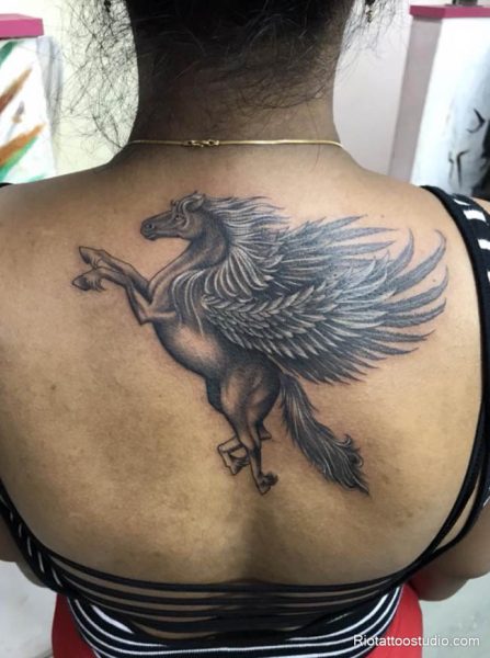Một hình xăm ngựa có cánh bay cao đầy mãnh liệt Với diện tích rộng mở và đầy tiềm năng thể hiện, phần lưng là “toàn cảnh sân khấu” lý tưởng