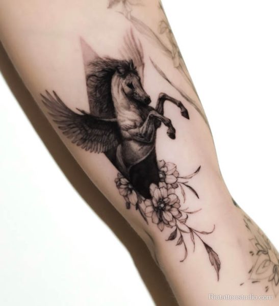 Hình xăm ngựa có cánh còn chinh phục trái tim của nhiều cô gái hiện đại những người vừa dịu dàng, vừa mạnh mẽ. Với đường nét uyển chuyển, đôi cánh mềm mại đậm chất thơ, các mẫu xăm cho nữ thường kết hợp cùng họa tiết hoa, ánh sáng hay ngôi sao, tạo nên tổng thể vừa bí ẩn vừa quyến rũ.