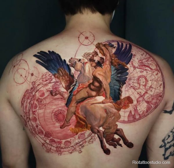 Một hình xăm ngựa có cánh bay cao đầy mãnh liệt Với diện tích rộng mở và đầy tiềm năng thể hiện, phần lưng là “toàn cảnh sân khấu” lý tưởng