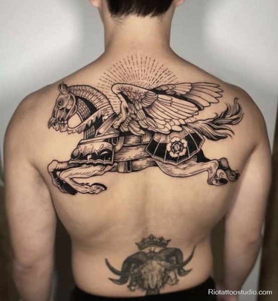 Một hình xăm ngựa có cánh bay cao đầy mãnh liệt Với diện tích rộng mở và đầy tiềm năng thể hiện, phần lưng là “toàn cảnh sân khấu” lý tưởng