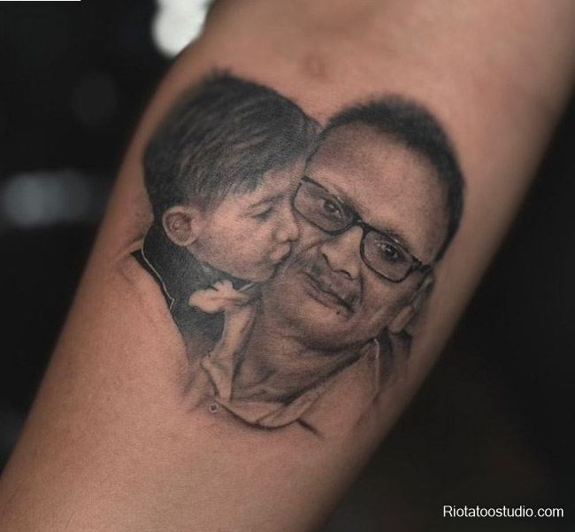 Hình xăm cha ôm con sự che chở vững chãi ở Rio Tattoo Studio