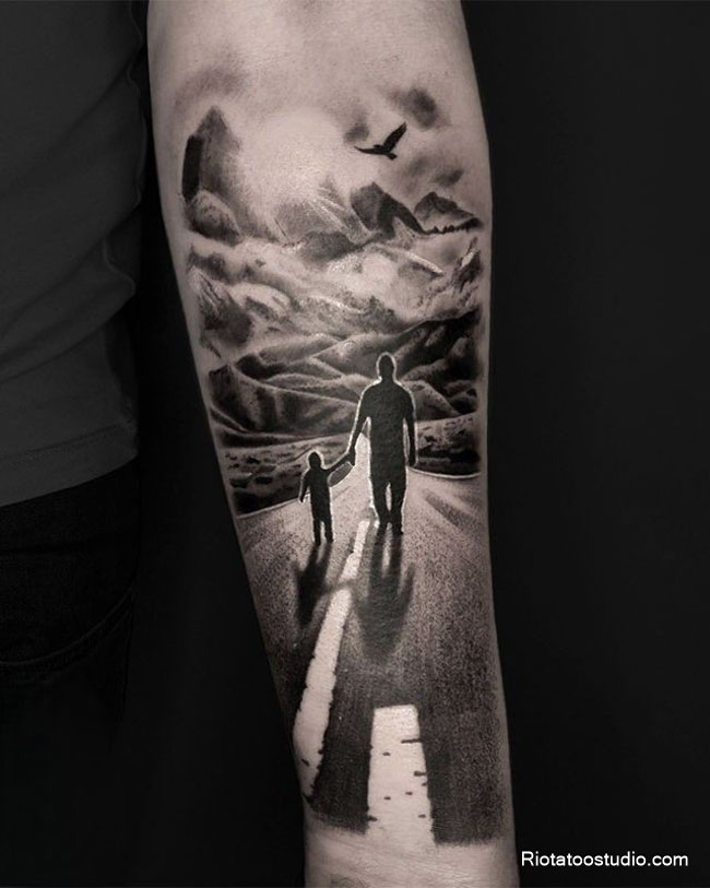 Hình xăm cha dắt con thể hiện sự dẫn đường ở Rio Tattoo Studio