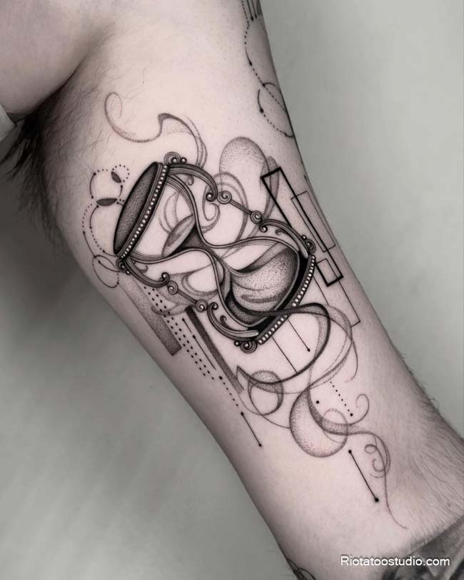 Hình xăm đồng hồ cát mang thông điệp về sự thay đổi và thời gian tại Rio Tattoo Studio