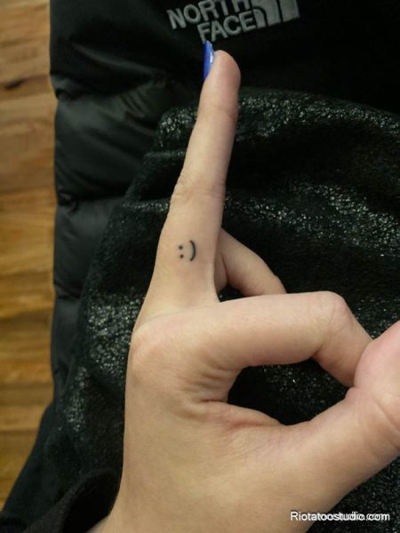 Hình xăm mặt cười ở ngón tay nhỏ bé nhưng đủ để thể hiện cá tính, gu thẩm mỹ và tinh thần tích cực của người sở hữu