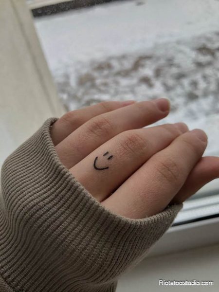 Hình xăm mặt cười ở ngón tay nhỏ bé nhưng đủ để thể hiện cá tính, gu thẩm mỹ và tinh thần tích cực của người sở hữu