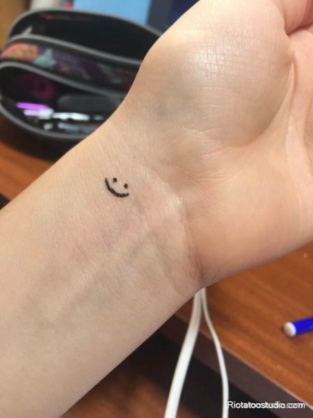 Tay luôn là một trong những vị trí phổ biến và được ưu ái hàng đầu khi lựa chọn hình xăm mang tính biểu tượng như hình xăm mặt cười