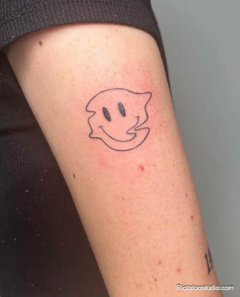 Tay luôn là một trong những vị trí phổ biến và được ưu ái hàng đầu khi lựa chọn hình xăm mang tính biểu tượng như hình xăm mặt cười