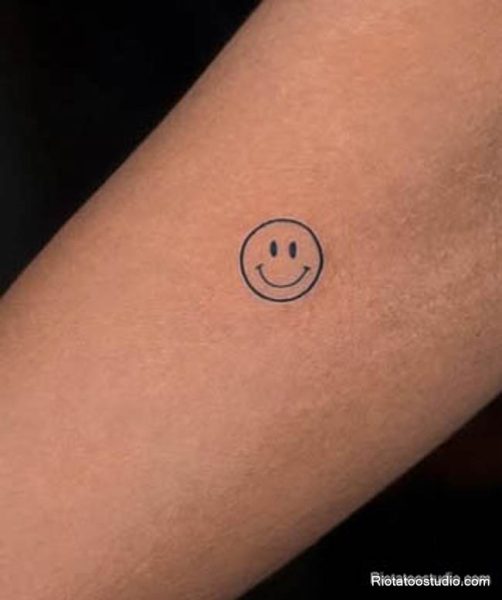 Tay luôn là một trong những vị trí phổ biến và được ưu ái hàng đầu khi lựa chọn hình xăm mang tính biểu tượng như hình xăm mặt cười