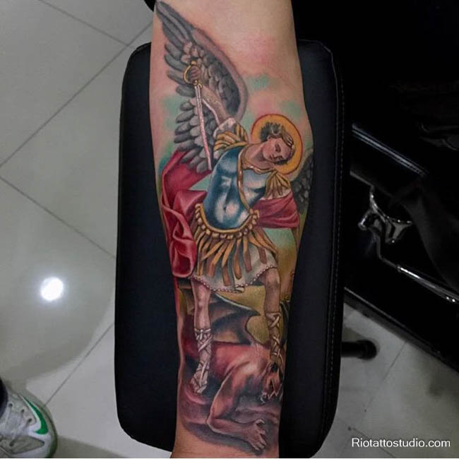 Hình xăm thiên thần cổ tay thể hiện niềm tin tạo nên sự nổi bật ở Rio Tattoo Studio