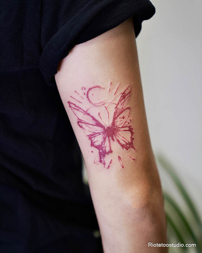 Hình xăm con bướm ở tay nổ bật phong cách ở Rio Tattoo Studio