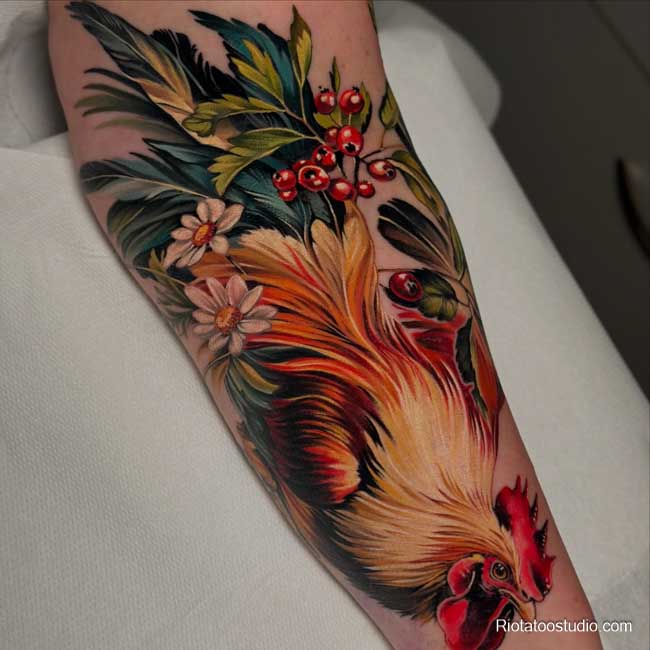 Hình xăm con gà trống là biểu tượng của sức mạnh và lãnh đạo được thực hiện ở Rio Tattoo Studio