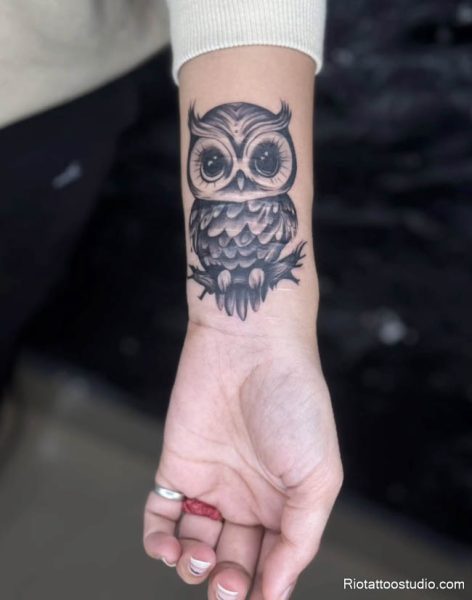 Khác với phong cách mini, hình xăm cú mèo cute thường có kích thước trung bình và tập trung vào sự sinh động, biểu cảm dễ thương của nhân vật cú mèo
