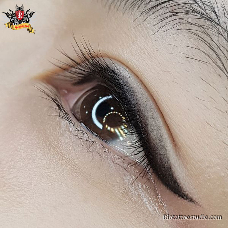 Với phun mí Glamor đôi mắt được kẻ vẽ bằng vẩy sợi và sự kết hợp với phun rải hạt đầy biến ảo, làm cho khuôn mặt bạn được thanh thoát và dịu dàng hơn so với các cách làm kĩ thuật phun mí thường chỉ được phun bằng sợi mí màu đen thuần túy