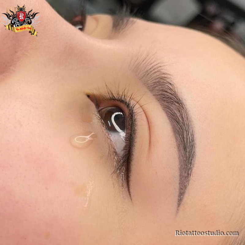 Với phun mí Glamor đôi mắt được kẻ vẽ bằng vẩy sợi và sự kết hợp với phun rải hạt đầy biến ảo, làm cho khuôn mặt bạn được thanh thoát và dịu dàng hơn so với các cách làm kĩ thuật phun mí thường chỉ được phun bằng sợi mí màu đen thuần túy