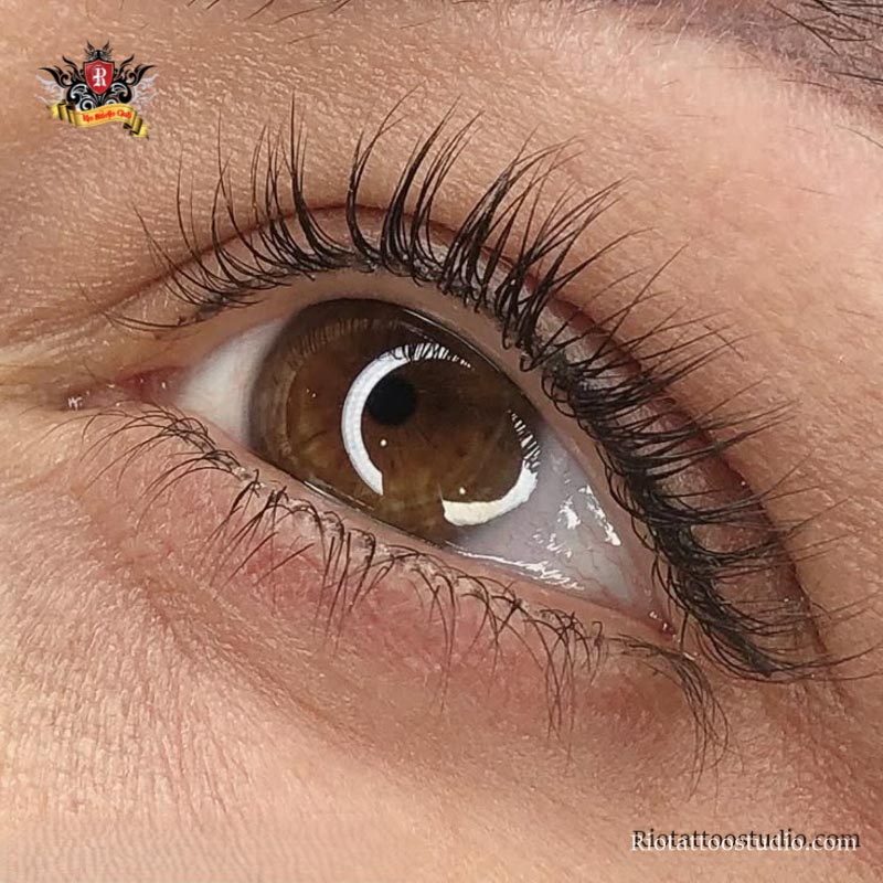 Với phun mí thông thường mí sẽ được kẻ đơn giản bằng chất liệu mực phun và đường mí Eyeline nhẹ