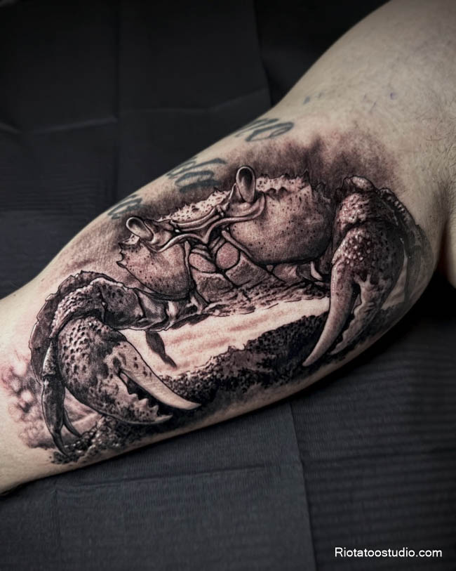 Hình xăm con cua phong cách Nhật Bản màu sắc sặc sỡ tại Rio Tattoo Studio