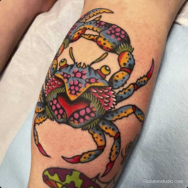 Hình xăm con cua phong cách Nhật Bản màu sắc sặc sỡ tại Rio Tattoo Studio