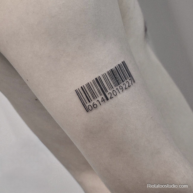 Hình xăm mã vạch ở bắp tay cá tính độc đáo tại Rio Tattoo Studio